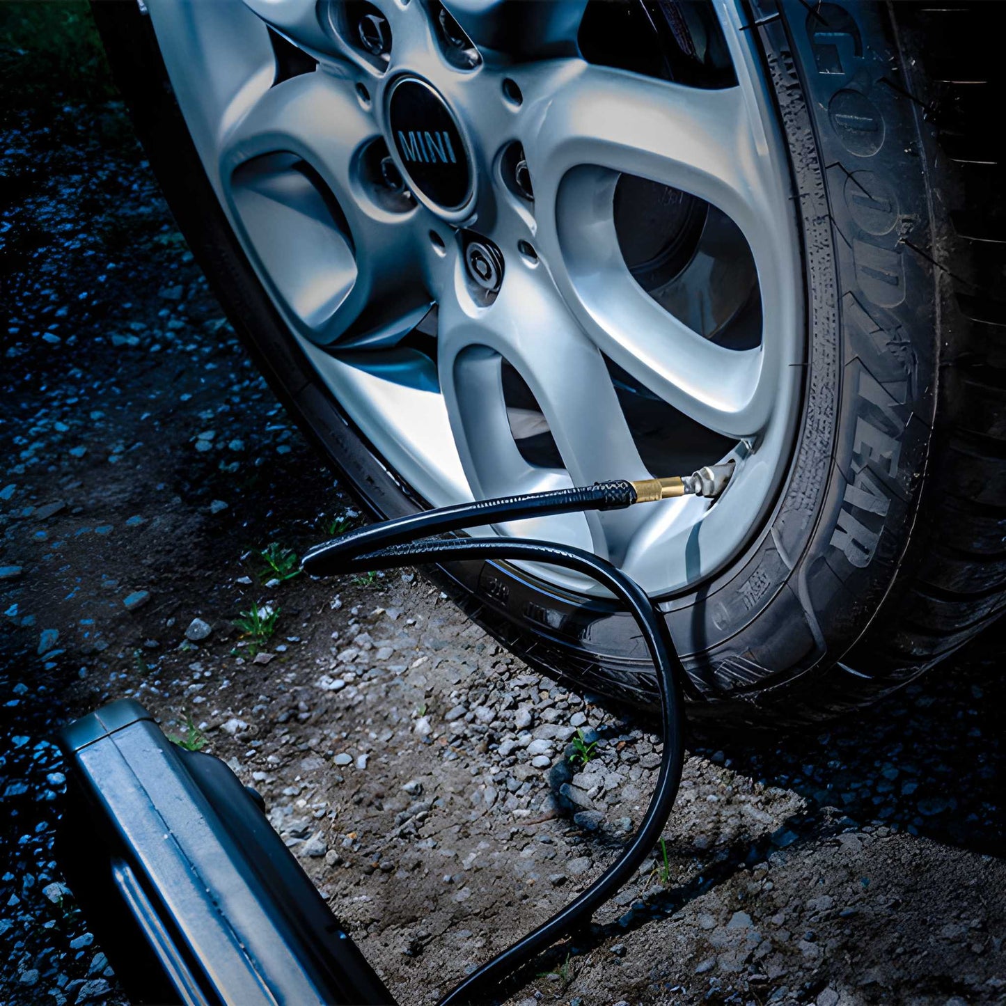 Lithium Ion Power Pack and Compressor With Work Light 800A USB Rechargable 10000 Mah Maypole MP7435